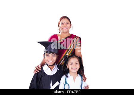 Indian madre e bambini educazione Foto Stock