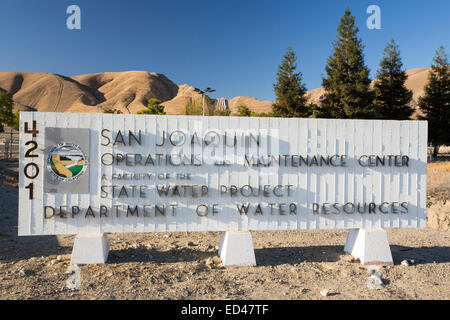 Il California aquaduct che porta acqua dal snowmelt nelle montagne della Sierra Nevada, a terreno coltivato nella valle centrale. Dopo quattro anni di lunga siccità catastrofica, acqua di irrigazione è in approvvigionamento corto, con 2 miliardi di dollari ogni anno spazzato via il settore agricultre. Foto Stock