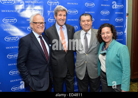 Stati Uniti Il segretario di Stato John Kerry in posa per una foto con l'Ambasciatore Martin Indyk, Brookings' vice presidente e direttore del programma di politica estera e Saban Forum Presidente Haim Saban presso l'Istituto Brookings's 2014 Saban Forum a Washington D.C., il 7 dicembre 2014. Foto Stock