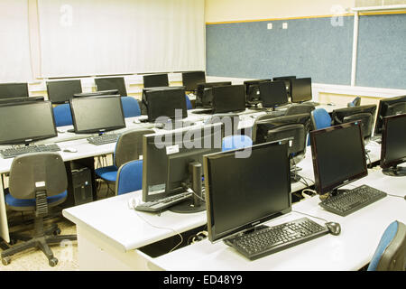 Tel Aviv, Israele - 25 dicembre . 2014 : classe computer a scuola a Tel Aviv. Immagine di un aula attrezzata con personal compu Foto Stock