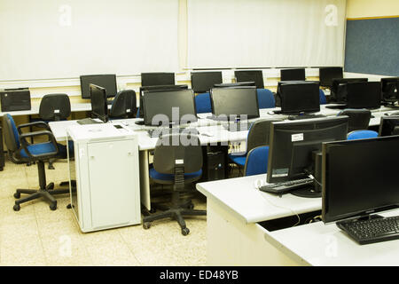 Tel Aviv, Israele - 25 dicembre . 2014 : classe computer a scuola a Tel Aviv. Immagine di un aula attrezzata con personal compu Foto Stock