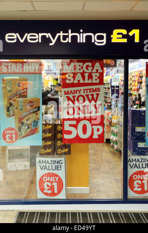 Newcastle, Regno Unito. Il 26 dicembre, 2014. Boxing Day vendite a tutto £1 store a Sunderland, Inghilterra. Gli elementi nel mega vendita vengono venduti a metà prezzo a 50p. Credito: Stuart Forster/Alamy Live News Foto Stock