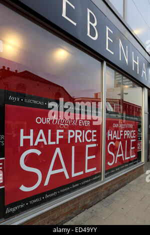 Newcastle, Regno Unito. Il 26 dicembre, 2014. Boxing Day vendite presso il negozio Debenhams a Sunderland, Inghilterra. Vendita articoli vengono venduti a metà prezzo. Credito: Stuart Forster/Alamy Live News Foto Stock