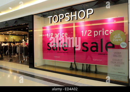 Newcastle, Regno Unito. Il 26 dicembre, 2014. Boxing Day vendite presso il negozio Topshop a Sunderland, Inghilterra. Vendita articoli vengono venduti a metà prezzo. Credito: Stuart Forster/Alamy Live News Foto Stock