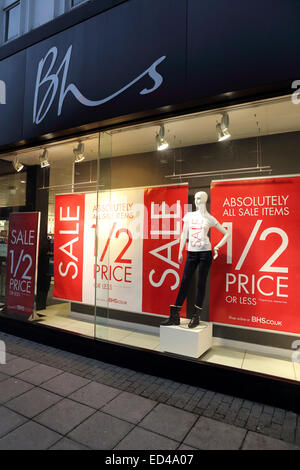 Newcastle, Regno Unito. Il 26 dicembre, 2014. Boxing Day vendite presso la Bhs store a Sunderland, Inghilterra. Vendita articoli vengono venduti a metà prezzo. Credito: Stuart Forster/Alamy Live News Foto Stock