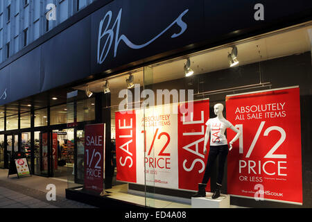 Newcastle, Regno Unito. Il 26 dicembre, 2014. Boxing Day vendite presso la Bhs store a Sunderland, Inghilterra. Vendita articoli vengono venduti a metà prezzo. Credito: Stuart Forster/Alamy Live News Foto Stock