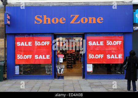 Newcastle, Regno Unito. Il 26 dicembre, 2014. Boxing Day vendite alla calzatura negozio di zona a Newcastle-upon-Tyne, Inghilterra. Vendita articoli vengono venduti a metà prezzo. Credito: Stuart Forster/Alamy Live News Foto Stock