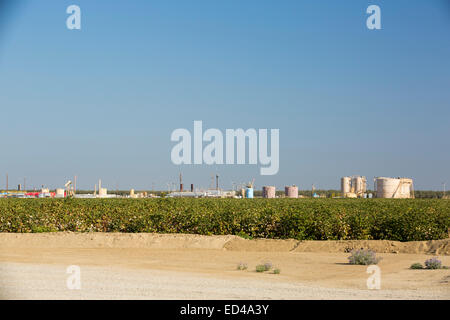 Un fracking sito nelle vicinanze di Bakersfield, California, Stati Uniti d'America. Foto Stock