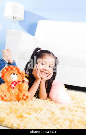 1 bambino indiano ragazza home Relax Foto Stock