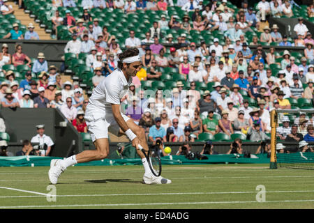 04.07.2014. Il torneo di Wimbledon Tennis Championships 2014 tenutosi presso il All England Lawn Tennis e Croquet Club di Londra, Inghilterra, Regno Unito. Gentlemen's semifinali. Roger Federer (SUI) [4] (indossando bandana) v Milos Raonic (CAN) [8]. Foto Stock