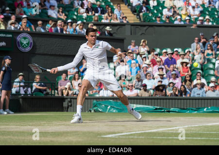 04.07.2014. Il torneo di Wimbledon Tennis Championships 2014 tenutosi presso il All England Lawn Tennis e Croquet Club di Londra, Inghilterra, Regno Unito. Gentlemen's semifinali. Roger Federer (SUI) [4] (indossando bandana) v Milos Raonic (CAN) [8]. Foto Stock