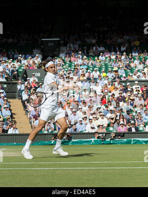 04.07.2014. Il torneo di Wimbledon Tennis Championships 2014 tenutosi presso il All England Lawn Tennis e Croquet Club di Londra, Inghilterra, Regno Unito. Gentlemen's semifinali. Roger Federer (SUI) [4] (indossando bandana) v Milos Raonic (CAN) [8]. Foto Stock