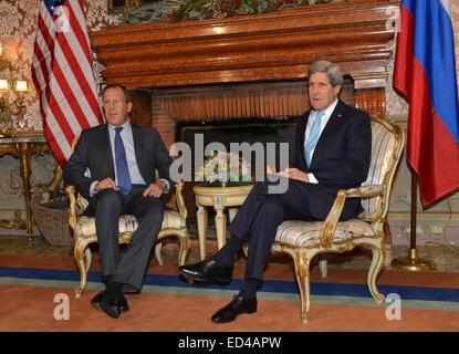 Il segretario di Stato John Kerry incontra il Ministro degli esteri russo Sergei Lavrov a U.S. Ambasciatore britannico a Roma il 14 dicembre 2014. Foto Stock