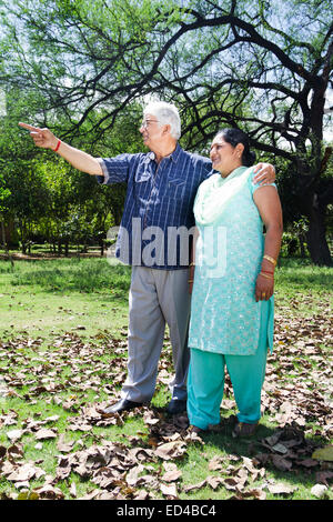 Indian vecchia coppia park godetevi Foto Stock