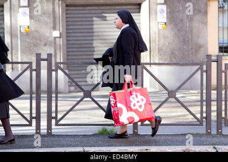 Roma, Italia. Il 26 dicembre, 2014. Le monache fare shopping su boxing day a Roma Italia Credito: amer ghazzal/Alamy Live News Foto Stock