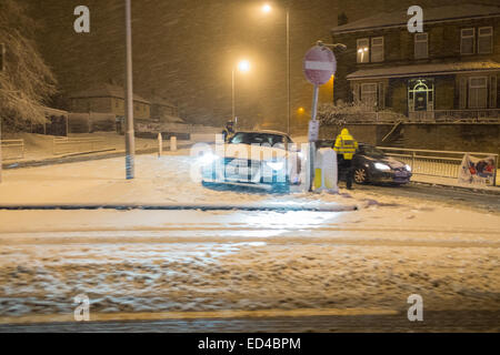 Incidente stradale in presenza di un notevole manto di neve caduta. car skids in strada segno Foto Stock