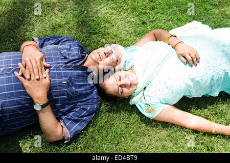 Indian vecchia coppia park godetevi Foto Stock