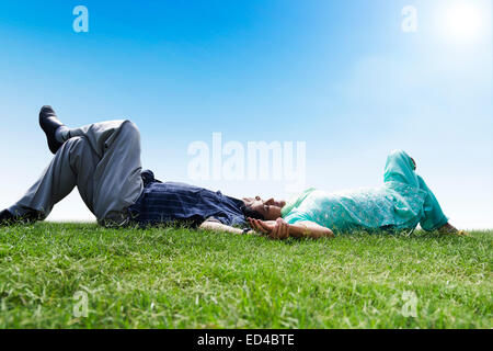 Indian vecchia coppia park romanticismo Foto Stock