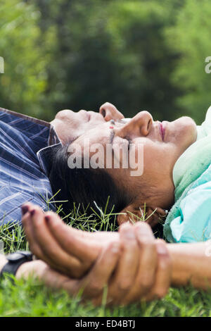 Indian vecchia coppia park romanticismo Foto Stock