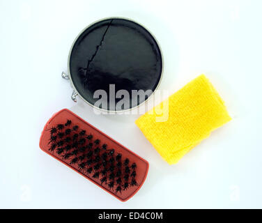 Shoe Polish e spazzola su bianco Foto Stock