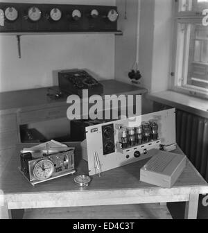 Il Syncro-Clock Time keeper, Yleisradio del clock di pilotaggio ed una sorta di radio che ha ricevuto il segnale di tempo dal tedesco Istituto Idrologico il cronometro. Un apparecchio radio che sono comandati più cronometristi in Yle radio della casa, ca. 1945. Foto Stock