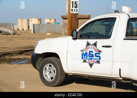 Un fracking sito nelle vicinanze di Bakersfield, California, Stati Uniti d'America. Foto Stock