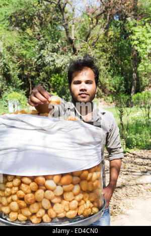 1 Uomo Street Vender Panipuri di stallo Foto Stock