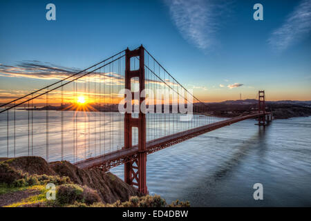 Cielo blu sopra il Golden Gate Bridge di San Francisco in California a sunrise. Foto Stock