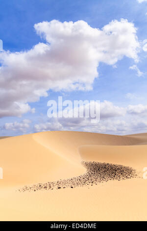 Le dune di sabbia nel deserto di Boavista con cielo blu e nuvole, Capo Verde - Cap Vert Foto Stock