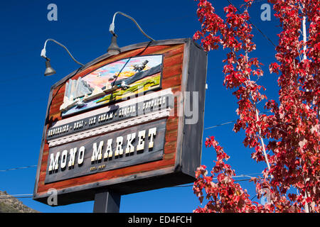 I colori dell'autunno e il negozio mono in Lee Vining, Mono Lake in California, Stati Uniti d'America. Foto Stock