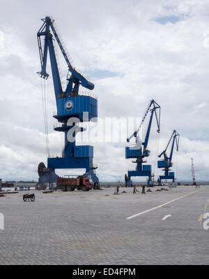 Grandi gru presso la nuova espansione porta a Bata, Guinea equatoriale Foto Stock