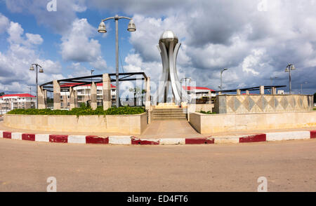 Un monumento sulla rotonda del Presidente home città di Mongomo, Guinea Equatoriale in Africa Foto Stock