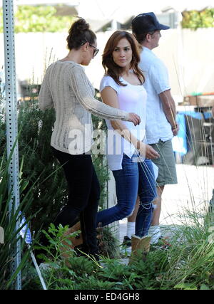 Jennifer Lopez ha macchiato le riprese a Los Angeles per il suo prossimo film The Boy Next Door con la co star Ryan Guzman. Il cantante sorride quando arriva in set con il bestfriend ex scientologist Leah Remini che era letteralmente un isolato di distanza dal Th Foto Stock