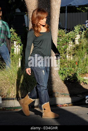 Jennifer Lopez ha macchiato le riprese a Los Angeles per il suo prossimo film The Boy Next Door con la co star Ryan Guzman. Il cantante sorride quando arriva in set con il bestfriend ex scientologist Leah Remini che era letteralmente un isolato di distanza dal Th Foto Stock