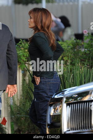 Jennifer Lopez ha macchiato le riprese a Los Angeles per il suo prossimo film The Boy Next Door con la co star Ryan Guzman. Il cantante sorride quando arriva in set con il bestfriend ex scientologist Leah Remini che era letteralmente un isolato di distanza dal Th Foto Stock