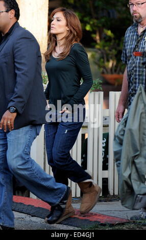 Jennifer Lopez ha macchiato le riprese a Los Angeles per il suo prossimo film The Boy Next Door con la co star Ryan Guzman. Il cantante sorride quando arriva in set con il bestfriend ex scientologist Leah Remini che era letteralmente un isolato di distanza dal Th Foto Stock