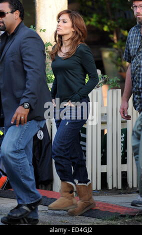 Jennifer Lopez ha macchiato le riprese a Los Angeles per il suo prossimo film The Boy Next Door con la co star Ryan Guzman. Il cantante sorride quando arriva in set con il bestfriend ex scientologist Leah Remini che era letteralmente un isolato di distanza dal Th Foto Stock
