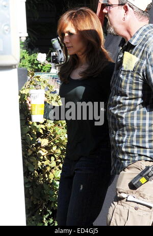Jennifer Lopez ha macchiato le riprese a Los Angeles per il suo prossimo film The Boy Next Door con la co star Ryan Guzman. Il cantante sorride quando arriva in set con il bestfriend ex scientologist Leah Remini che era letteralmente un isolato di distanza dal Th Foto Stock