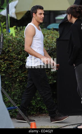 Jennifer Lopez ha macchiato le riprese a Los Angeles per il suo prossimo film The Boy Next Door con la co star Ryan Guzman. Il cantante sorride quando arriva in set con il bestfriend ex scientologist Leah Remini che era letteralmente un isolato di distanza dal Th Foto Stock