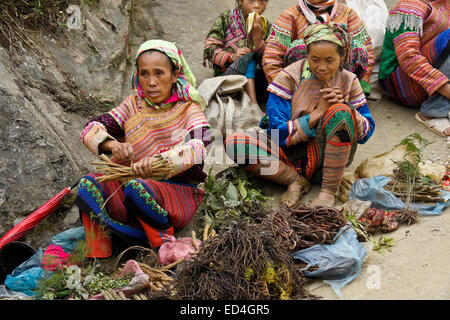 Fiore donne Hmong vendita di produrre al mercato di domenica, Bac Ha, Sapa (Sa Pa), Vietnam Foto Stock