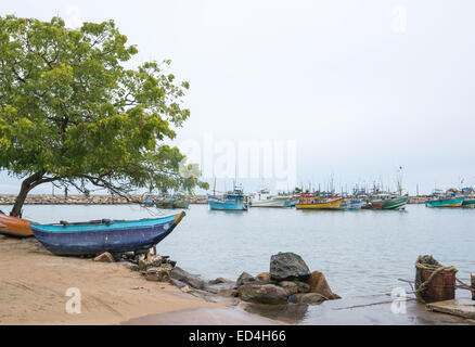 Legno colorate barche da pesca ormeggiate sul dicembre 20, 2014 in Tangalle porta, sud della provincia, Sri Lanka. Foto Stock