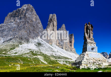 Vista del famoso Tre Cime di Lavaredo,Tre Cime di Lavaredo nelle Dolomiti, uno tra i più noti di montagna delle Alpi in Europa Foto Stock