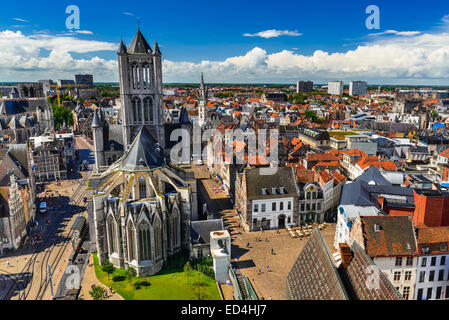 Skyline di Gent, Gand nelle Fiandre Occidentali, Belgio, visto dalla torre Belfort con la Chiesa di San Nicola. Foto Stock