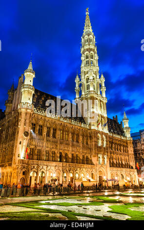 Bruxelles, Belgio. Immagine di notte con la Grand Place (Grote Markt) e Hotel du Ville, municipio costruito nel 1449. Foto Stock