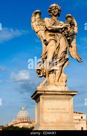 Angelo con thorn corona, statua di Raffaello sul Ponte Sant'Angelo a Roma, Italia. Foto Stock