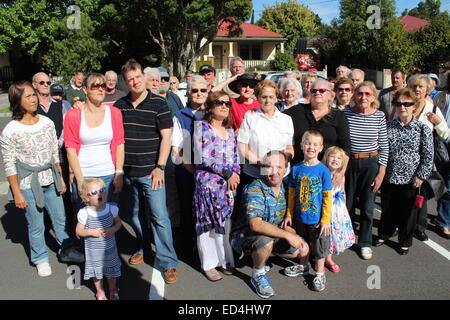 Residenti unite in segno di protesta contro la distruzione della storica casa 10 Park Crescent, Boronia, per fare la strada per lo sviluppo. Foto Stock