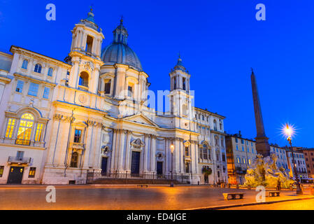 Roma, Italia. Vista notturna di Sant Agnese chiesa in Piazza Navona, Piazza della città costruita sul sito dello stadio di Domiziano. Foto Stock