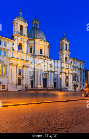 Roma, Italia. Vista notturna di Sant Agnese chiesa in Piazza Navona, Piazza della città costruita sul sito dello stadio di Domiziano. Foto Stock