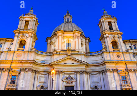 Roma, Italia. Cupola di Sant Agnese chiesa in Piazza Navona, Piazza della città costruita sul sito dello stadio di Domiziano. Foto Stock