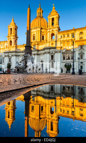 L'acqua la riflessione della Chiesa di Sant'Agnese in piazza Navona, Piazza della città in Italia a Roma costruita sul sito dello stadio di Domiziano Foto Stock